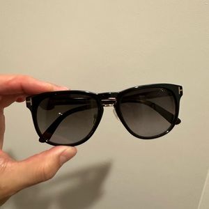Gently worn Tom ford sunglasses in dark tortoise